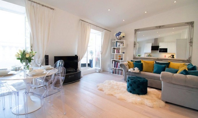 Pembridge Apartment | Luxury Notting Hill Apartment with balcony comfortably stay for 4 people.