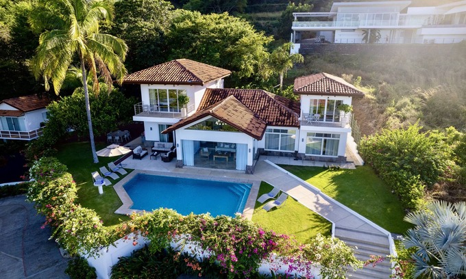 El Ocotal Villa | Luxury Ocean-View 5 BR Villa/short walk to the beach