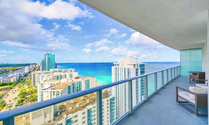 Hollywood South Central Beach Condo | Luxury Ocean Views – Pool, Gym & Beach Access