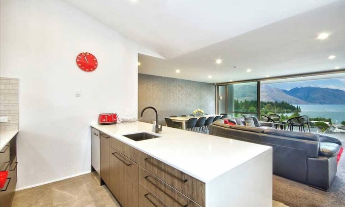 Queenstown City Centre Apartment | Luxury on the Lake by Southern Comfort Accommodation