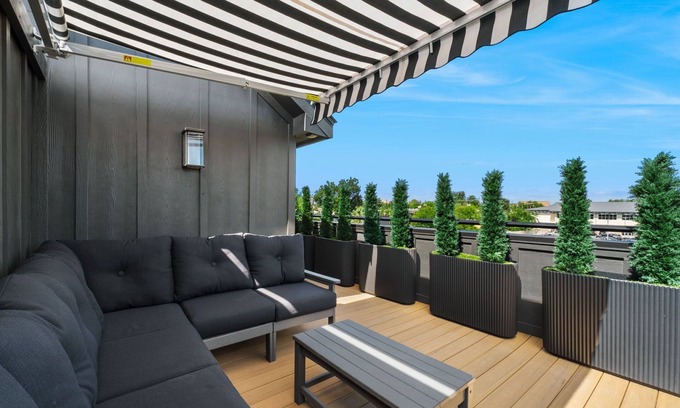 Tobin Hill House | Luxury Pearl District Townhome- Walk to Dining & Riverwalk- CASA A