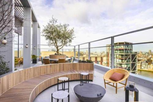 Nine Elms Apartment | Luxury Penthouse 2Bed 2Bath 2Balcony London Eye & River Views with GYM & AC & Incredible Rooftop View
