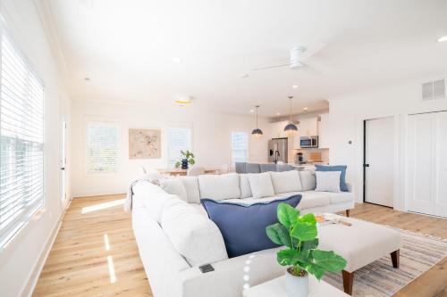 North Carolina Coast House | Luxury Pet Friendly New Build - Go with the Flo 2