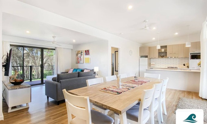 Cowes Apartment | 🏝 Luxury Poolside Retreat – Ramada Resort