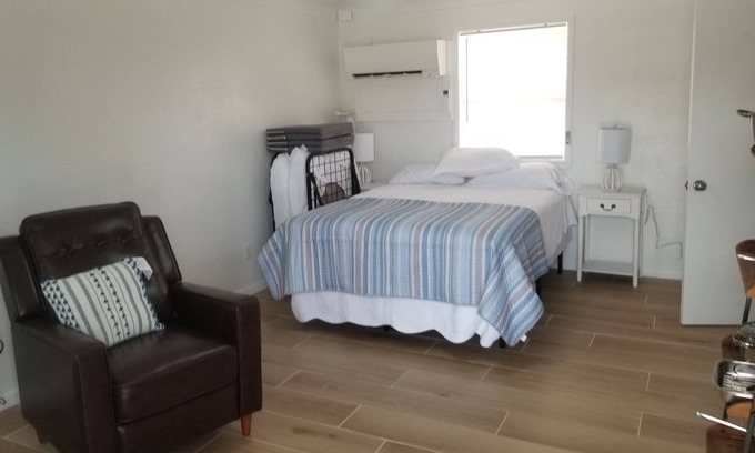 Lakeview Apartment | Luxury Queen Studio With Kitchenette sleeps 3