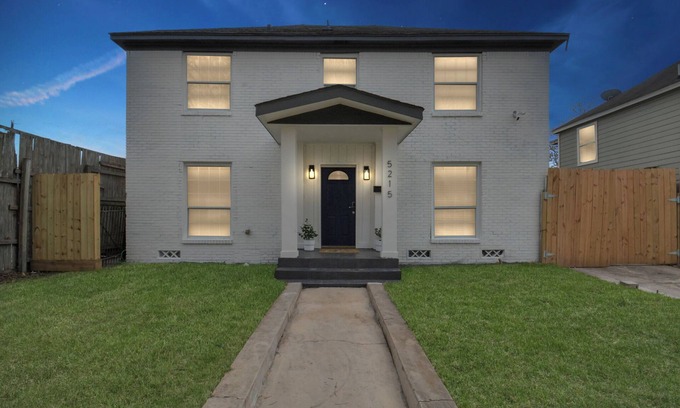 MacGregor House | Luxury Retreat close to all major locations-Sleeps 20-Pergola-Private Parking