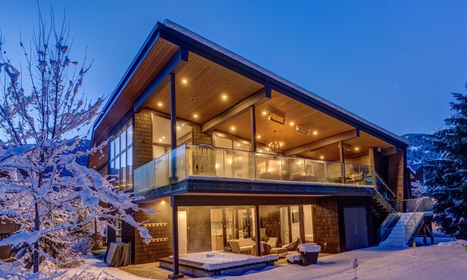 Whistler House | Luxury retreat for multifamily getaways & corporate events, 5 mins from village!