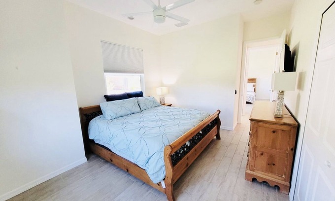 Broadmoor House | Luxury Retreat/Heated Pool/2Kings/n.Beach/Office