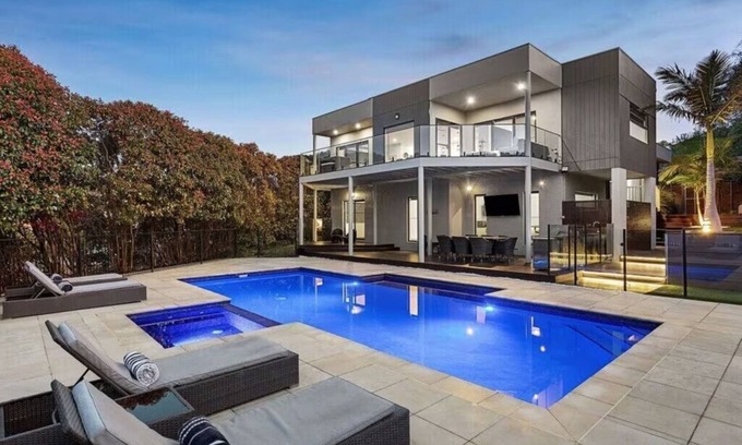 Mount Martha House | Luxury Retreat with Bay Views