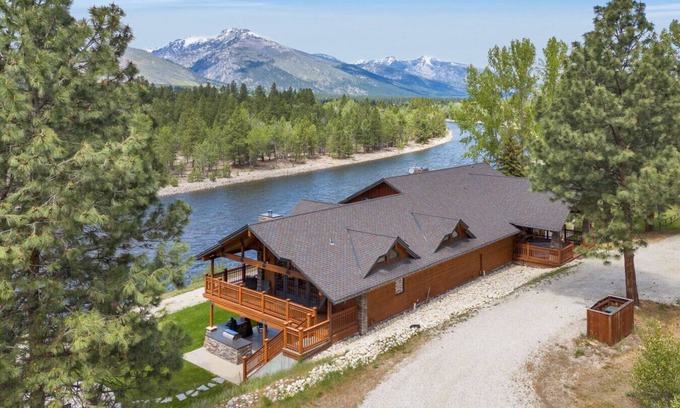 Grantsdale Cabin | Luxury River Front Property