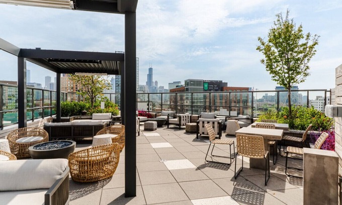 Pulaski Park Apartment | Luxury River West High-Rise N5 Gym+Rooftop+Skyline