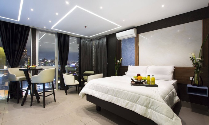 El Poblado Hotel | Luxury Room with Jacuzzi