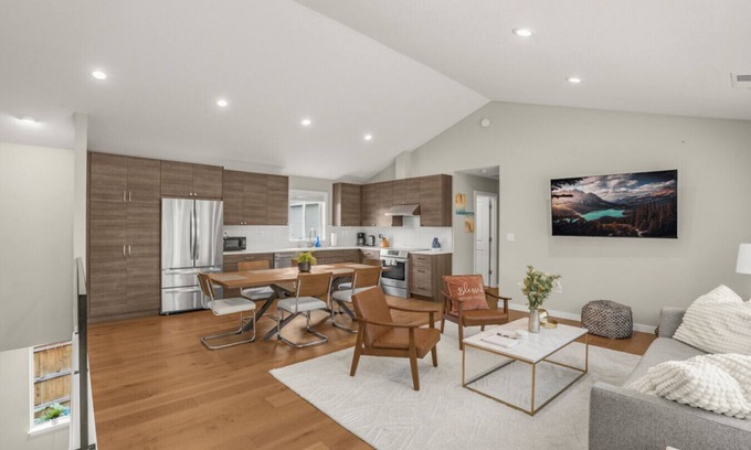 Carver House | Luxury Scandinavian Home - Near PDX/Waterfront