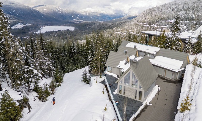 Whistler Creekside House | Luxury Ski-In/Ski-Out 6 BR/Hot Tub/Sauna/Gym/Private Gondola ❄︎Aurora Estate Kadenwood❄︎