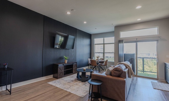 Deep Ellum Apartment | Luxury Skyline Escape/Sauna/King Bed/DT View