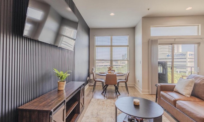 Deep Ellum Apartment | Luxury Skyline Escape, Sauna, King Bed, DT View
