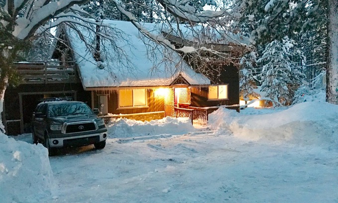 South Lake Tahoe House | Luxury Slopeside retreat. Spa and Billards. Walk to slopes
