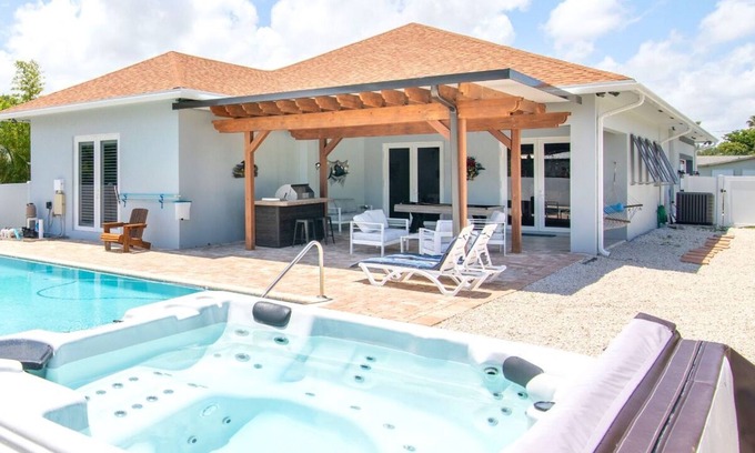 Dania Beach Villa | Luxury Spacious Private PoolVilla with Jacuzzi- 5 Min from the beach!
