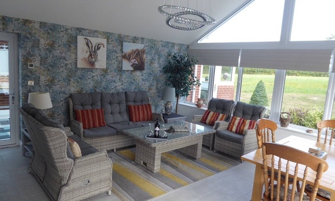 Cowes House | Luxury, spacious, quiet bungalow, with private drive. 5 minute drive from Cowes