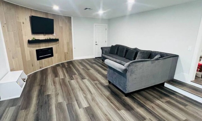 Lancaster House | Luxury Stay Near Poppy Fields, Aerospace & Antelope Valley