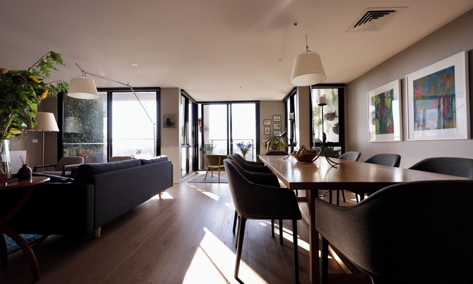 St Kilda Apartment | Luxury stay with Sweeping City Views