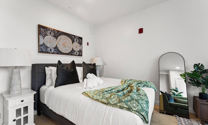 D Street - West Broadway Apartment | Luxury Studio Next to Broadway 3131