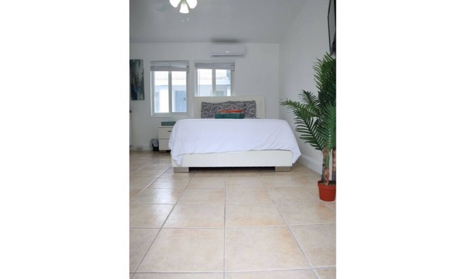 Palm Beach Shores Hotel | * Luxury Studio * Prime Singer Island *