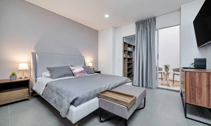 El Tesoro Apartment | Luxury Studio - Tesoro, Provenza, and Parque Lleras