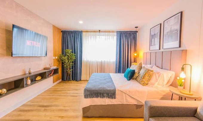 La Aguacatala Apartment | Luxury Suite in El Poblado Co-Work, Gym, Fast WiFi