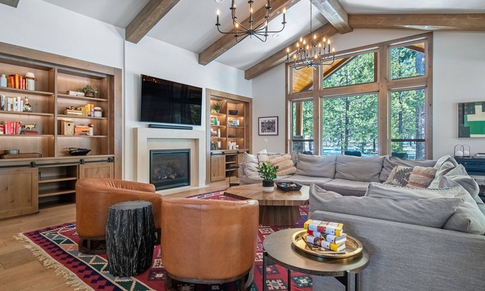 Sunriver House | Luxury Sunriver Escape with Hot Tub, BBQ & Firepit