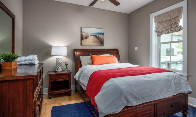 Yachting Village Apartment | Luxury Thames St 3BR w/Parking