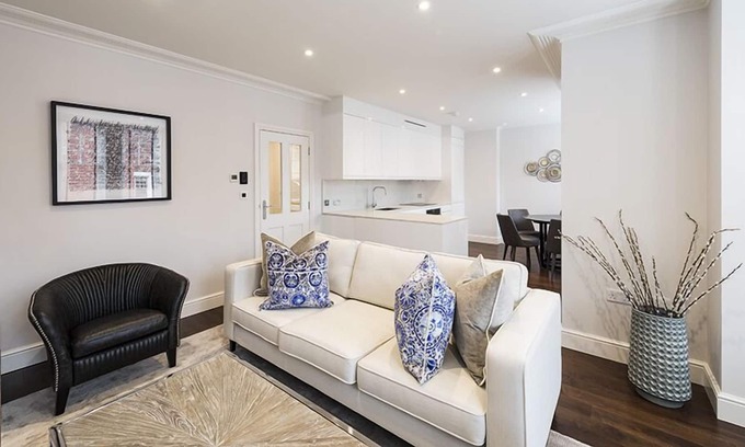 Ravenscourt Park Apartment | Luxury Three-Bedroom En-Suite Apartment near Hammersmith