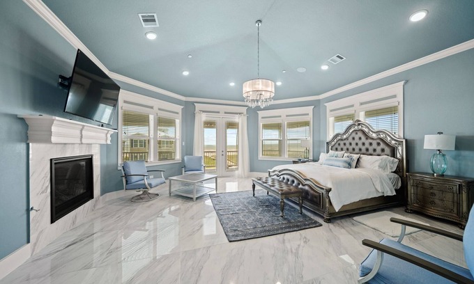 Galveston House | Luxury vacation home 40 feet to the beach!