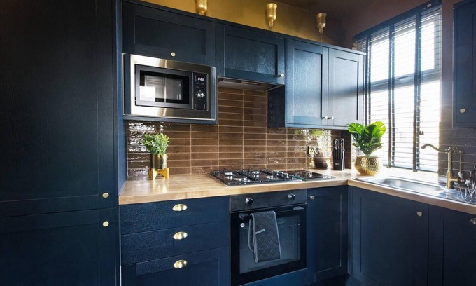 Leyton Villa | Luxury Versace Sleeps10, Hottub, Pool Table, Skytv