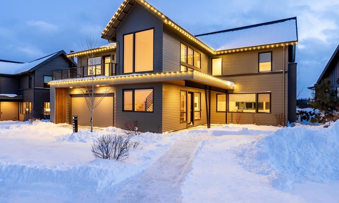 Bend House | Luxury + views ~ 7 mins to downtown ~ resort ~ hot tub ~ wifi ~ BBQ ~ Bend ~ 🐶