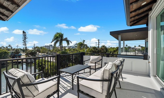 Saint Armands Key House | Luxury Villa 9BR/9BA Steps to Lido Key Beach