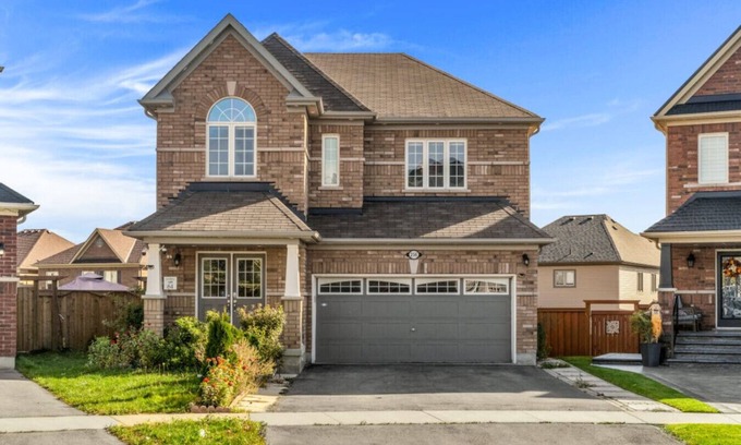 Durham Region Apartment | Luxury Villa w/Hot Tub, 2 Fireplaces & Pool Table
