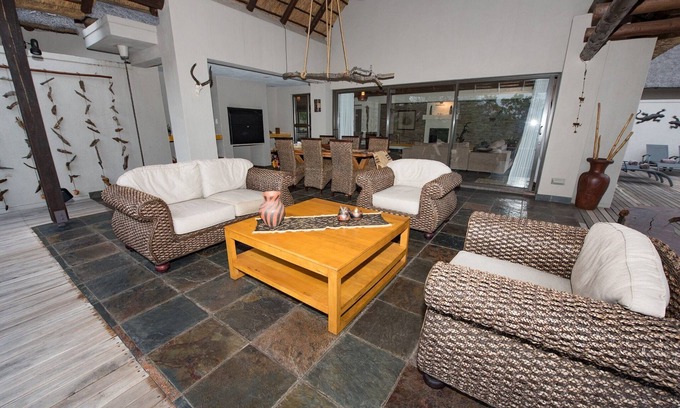 Hoedspruit House | Luxury villa with a swimming pool in Hoedspruit