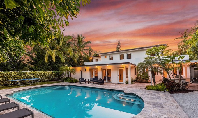 The Roads Villa | Luxury Villa with Pool sleeps 12. Outside Kitchen, Basketball, Billard !