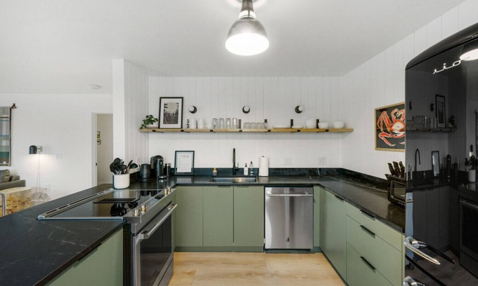 Juneau Apartment | Luxury w/View, Sleeps 4! Walk to Tours & More! 8