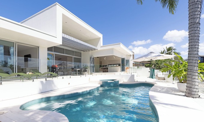 Surfers Paradise House | Luxury Waterfront Capri Home + Heated Magnesium Pool & Spa