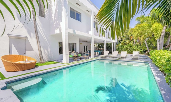 Lighthouse Point House | Luxury Waterfront Home 5BR-4BTH & Pool