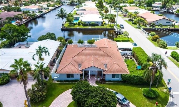 Fort Lauderdale Villa | Luxury Waterfront | Pool, Sauna, Playground & more