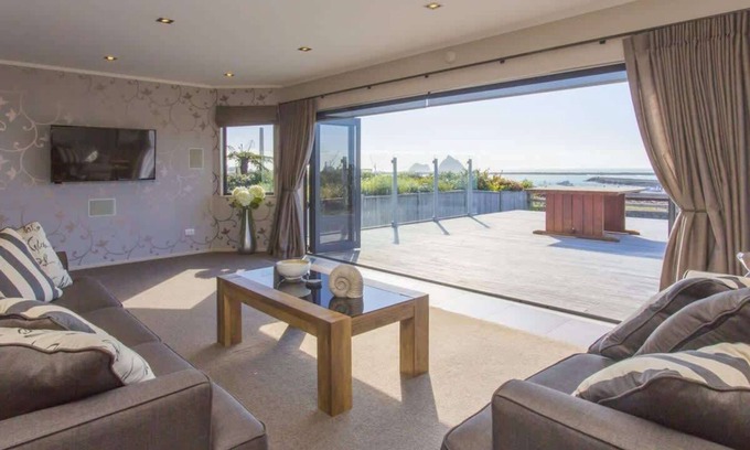 New Plymouth Villa | Luxury Waterfront Home New Plymouth Views