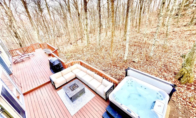 Chestnut Springs House | Luxury Wintergreen 5BR Hot Tub Sleeps 16+ Dog Friendly