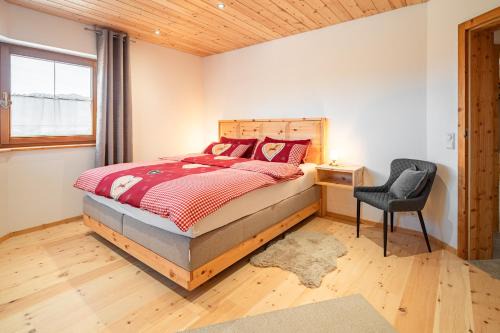 Blaichach Apartment | Luxus Chalet im Allgäu - Zirbenholz Schlafzimmer - Terrasse mit Bergblick - Infrarotkabine