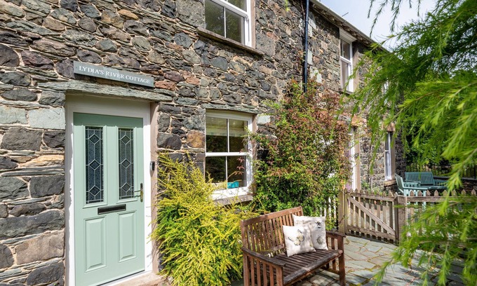 Keswick Cottage | Lydia's River Cottage - sleeps 4 guests in 2 bedrooms