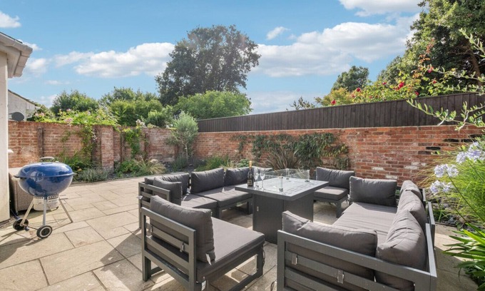 New Forest District House | Lymington Retreat with Garden