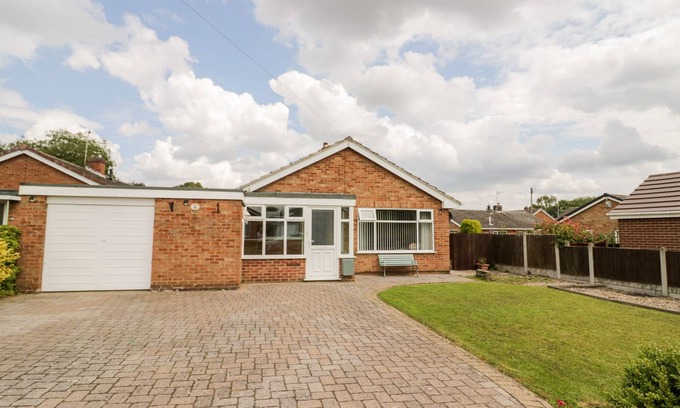 Ashby-de-la-Zouch Cottage | LYNSTED LODGE, pet friendly, with a garden in Ashby-De-La-Zouch