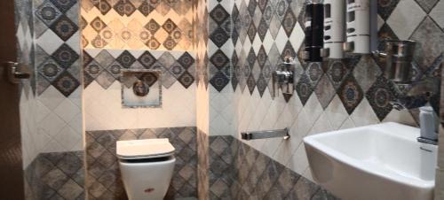 Ballygunge Hotel | M-Hotel Aman Residency Ops- Quest Mall Near park circus Seven point crossing